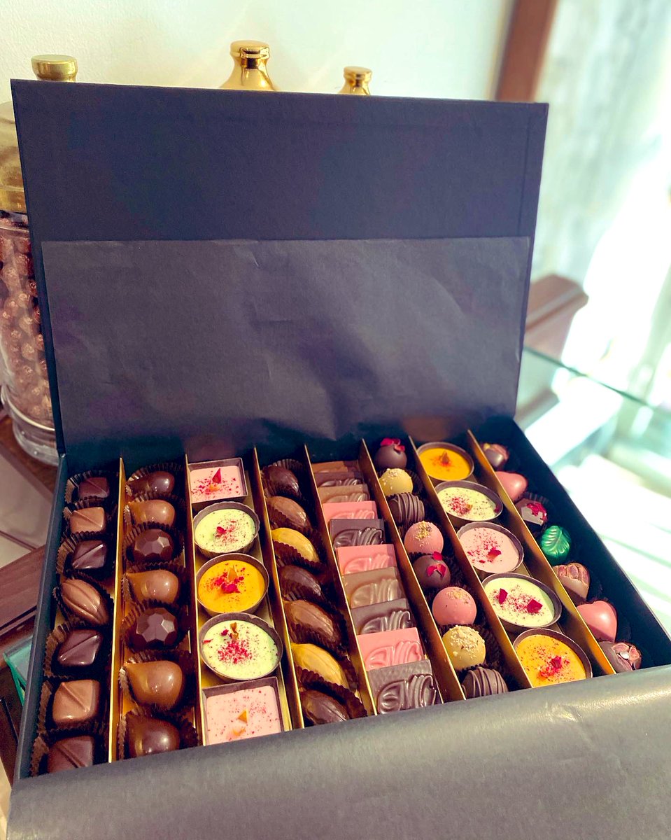 MakbushC's tweet photo. Deluxe Box 😍 Au Paradis fazla romantik, 30’lu praline az kalıyor diyenler için artık yeni bir seçenek daha var ❣️ #makbushchocolatier #deluxebox #auparadis #praline #artisanchocolate #artizançikolata https://t.co/C0aWXyWgUD