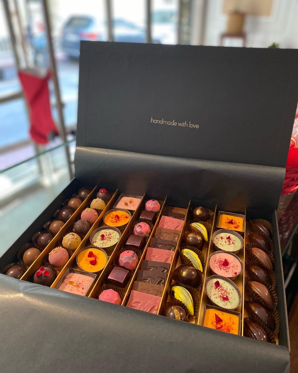 MakbushC's tweet photo. Deluxe Box 😍 Au Paradis fazla romantik, 30’lu praline az kalıyor diyenler için artık yeni bir seçenek daha var ❣️ #makbushchocolatier #deluxebox #auparadis #praline #artisanchocolate #artizançikolata https://t.co/C0aWXyWgUD