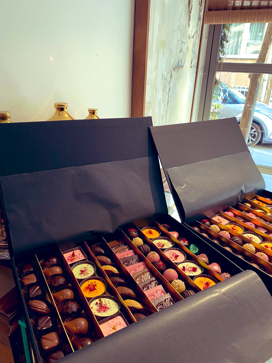 MakbushC's tweet photo. Deluxe Box 😍 Au Paradis fazla romantik, 30’lu praline az kalıyor diyenler için artık yeni bir seçenek daha var ❣️ #makbushchocolatier #deluxebox #auparadis #praline #artisanchocolate #artizançikolata https://t.co/C0aWXyWgUD