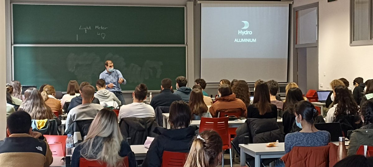 Hydro_Iberia's tweet photo. ¡Vuelve la masterclass de Hydro!
Más de 70 estudiantes de @ETSIDI_UPM asistieron a esta sesión formativa sobre #aluminio, #diseño y #sostenibilidad.
¡Gracias a nuestros compañeros Jorge e Irene, por ayudar a la #NextGeneration a aprender más sobre el metal del futuro! https://t.co/uF1L2NQ5jW