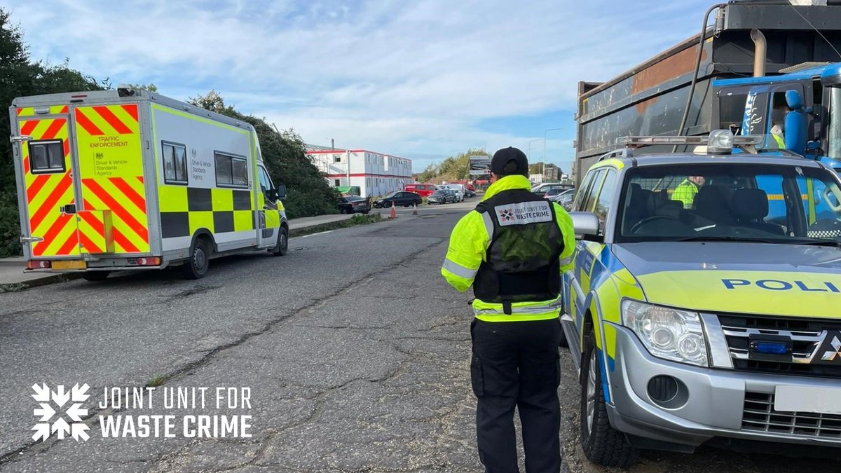 JUWC_WasteCrime's tweet photo. Our intel suggests waste is being moved significant distances for illegal disposal 🚛

We are conducting joint border stops with @NatResWales, @ScottishEPA, @DVSAgovuk and the Police to find out the bigger picture.

Speak up 100% anonymously with info to @CrimestoppersUK. 

#JUWC https://t.co/Gj47sokwr3