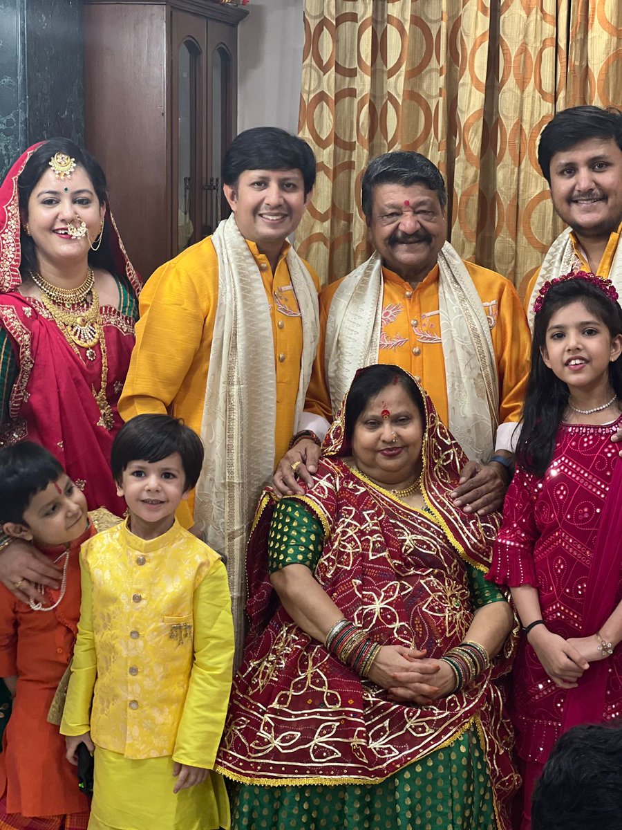 परम् पूज्य माता जी पिताजी को शादी की सालगिरह पर अनंत शुभकामनाएं!

ॐ नमः शिवाय!