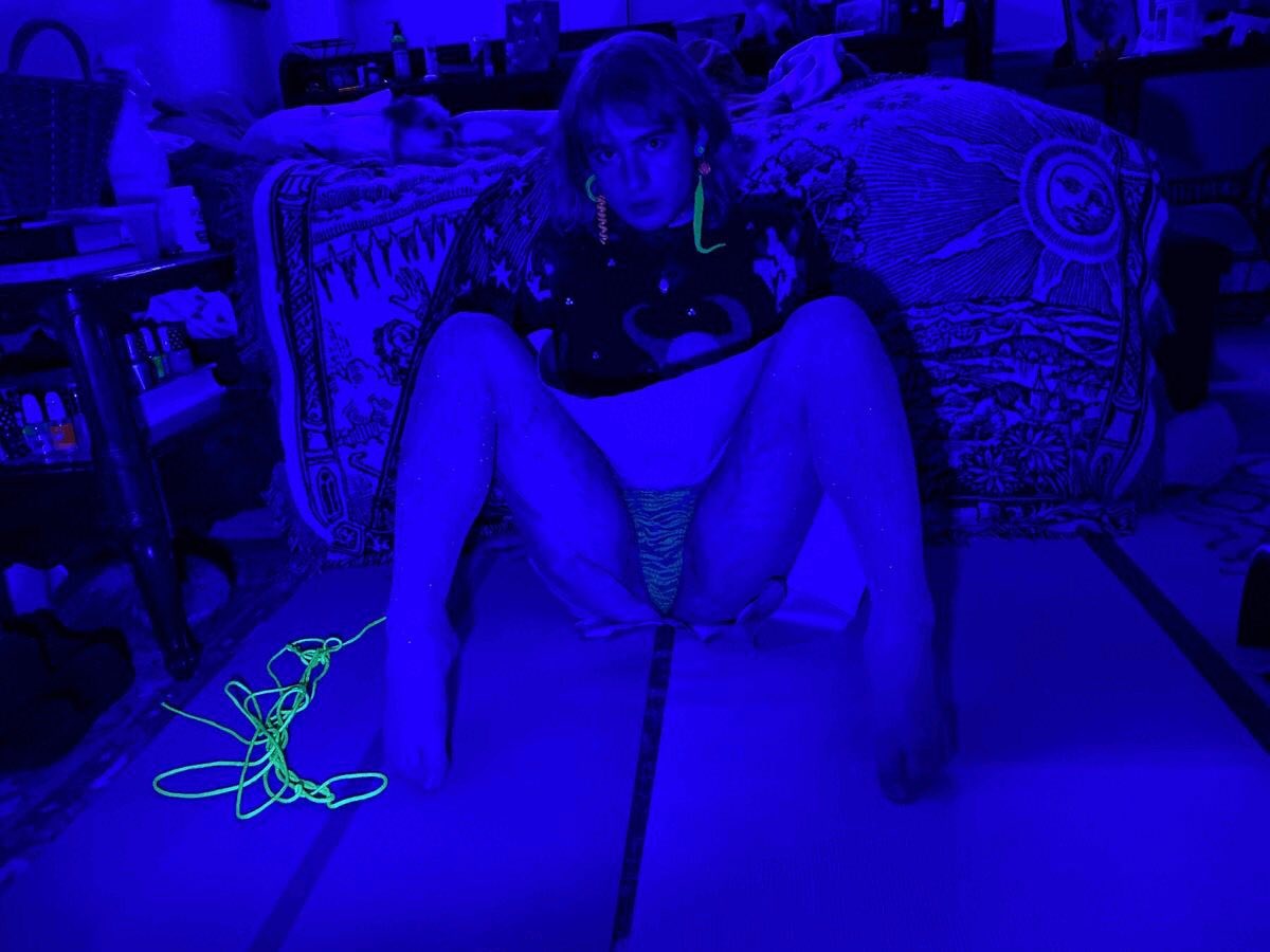 ebutchstoner's tweet photo. we had a lot of fun exploring optical properties of materials and eachother’s bodies 💜 vid coming soon! https://t.co/usZptir5GJ
