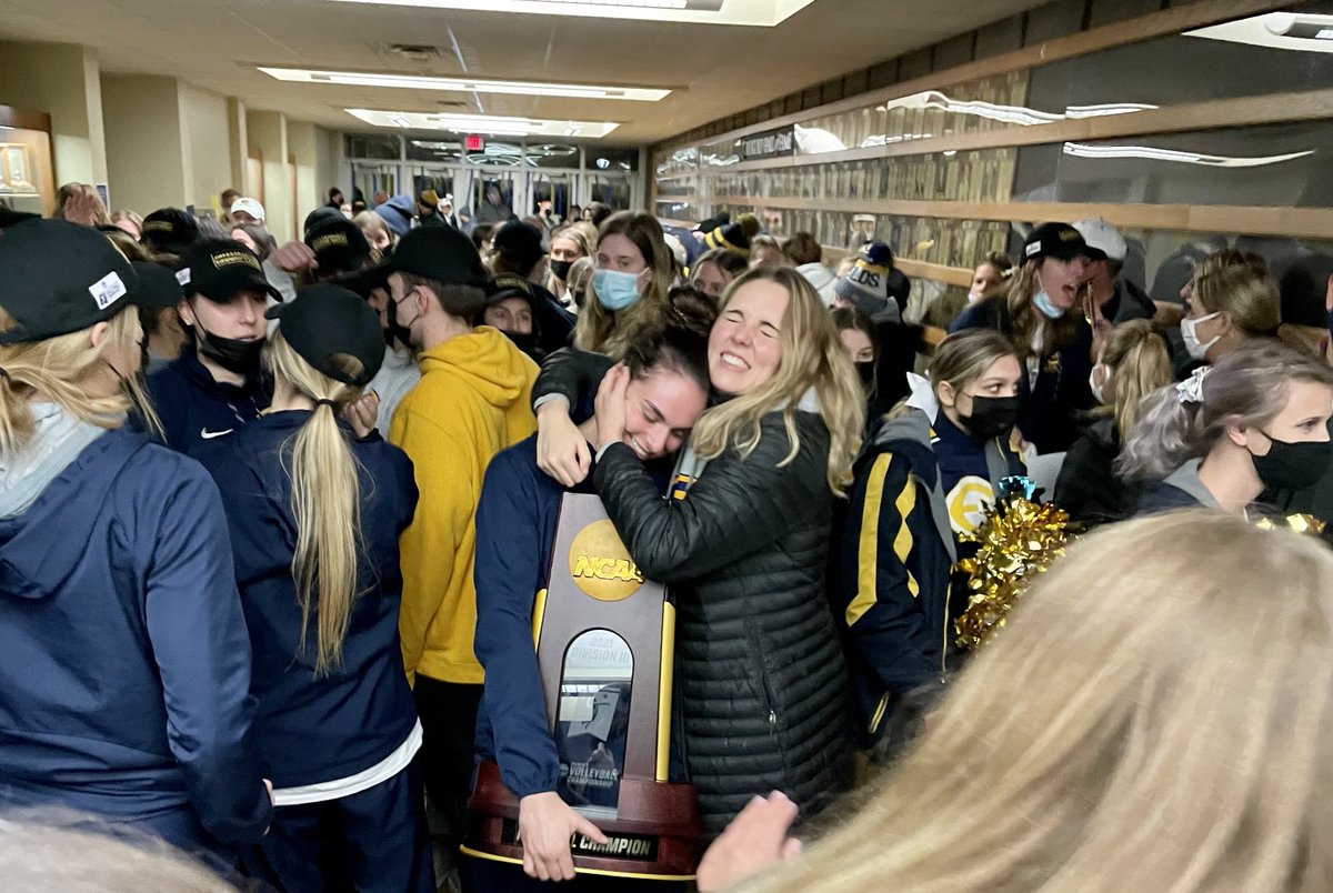 JMUPresidentJim's tweet photo. This picture says it all!

200 or so fans met the returning National Champions 🏆 ⁦@UWECVolleyball⁩ ⁦@UWEauClaire⁩ https://t.co/qxuXXwreyR