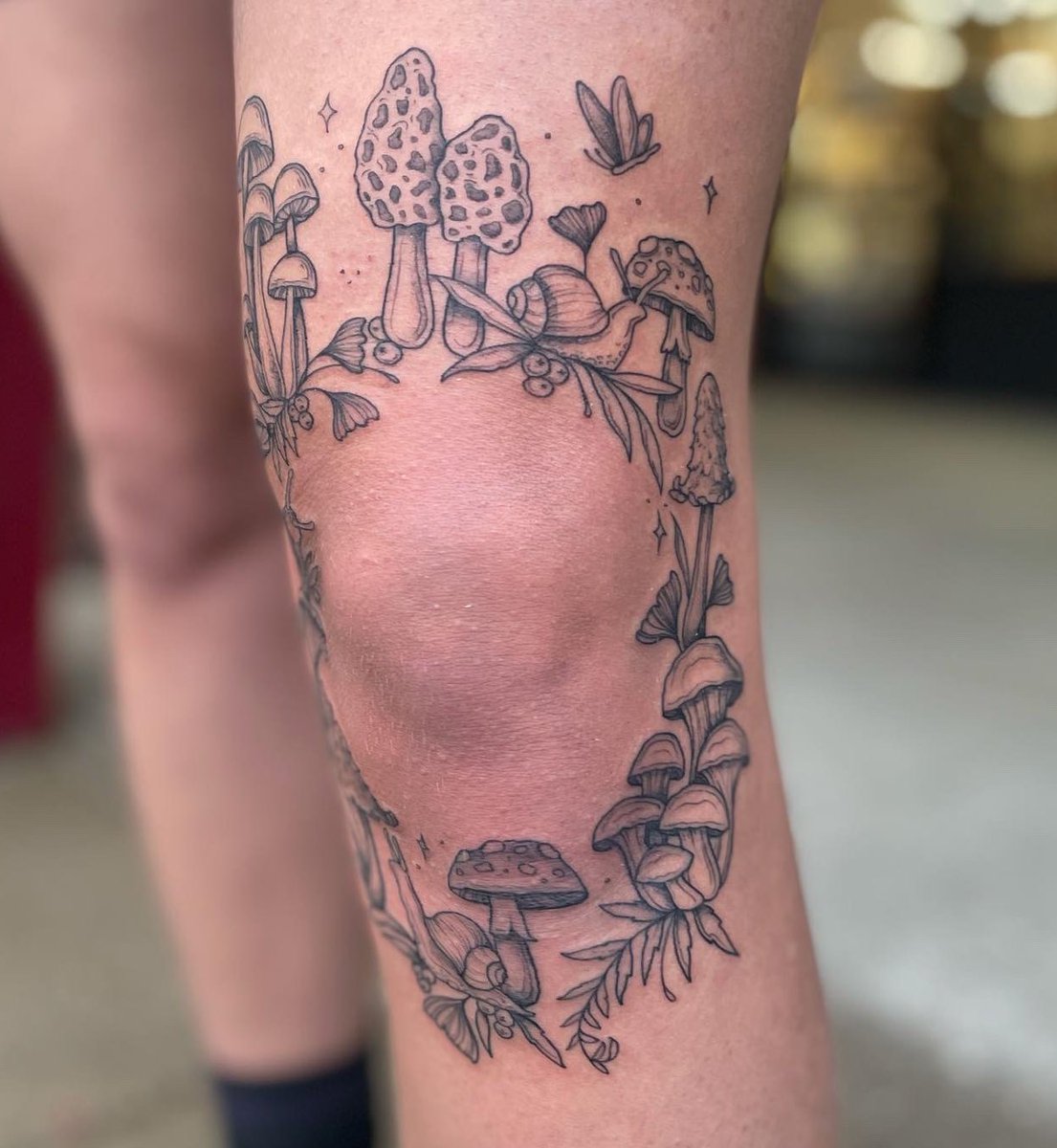 OoManders's tweet photo. kneecap fairy ring🍄🌿✨ https://t.co/Tgq1i03eaz