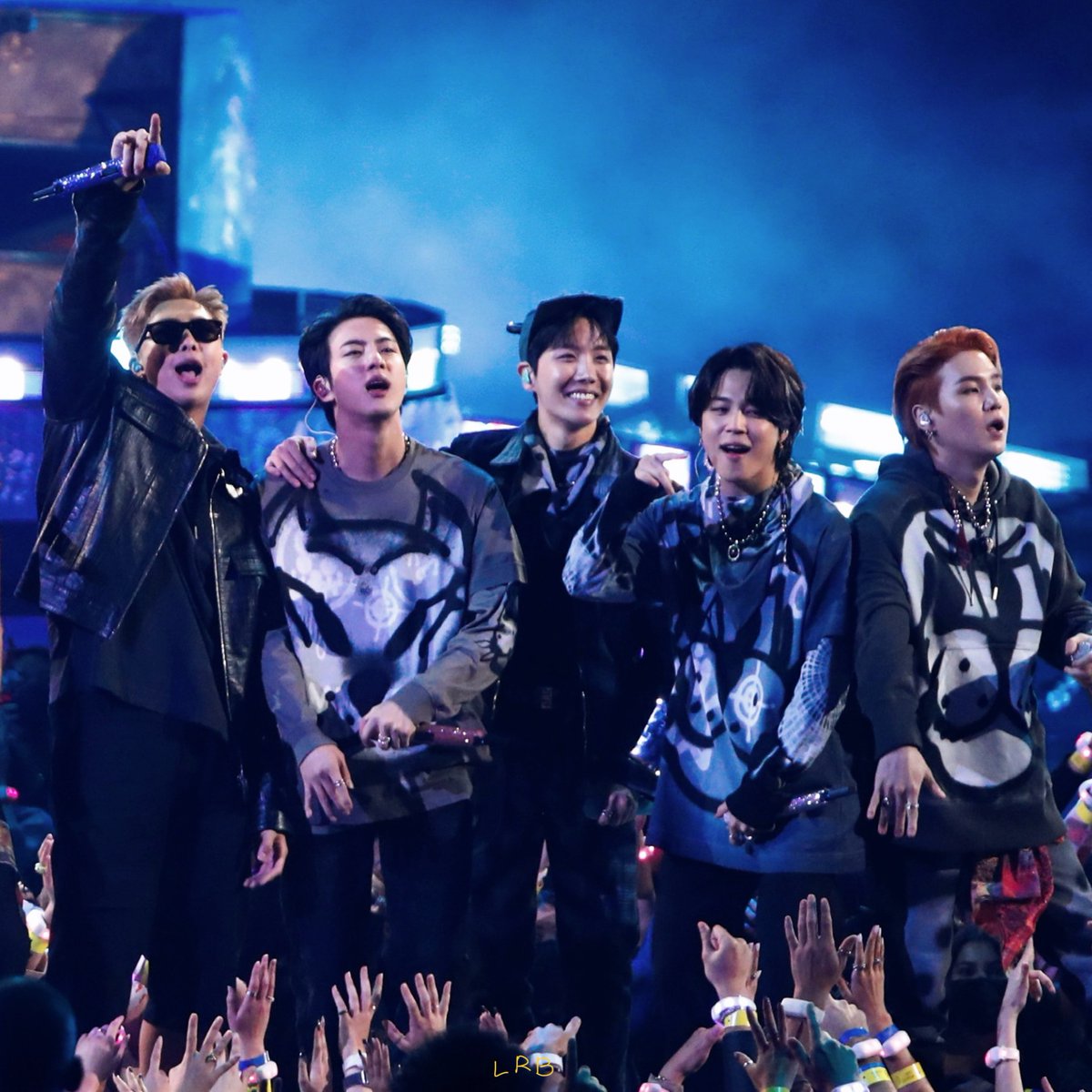 Ammilear_JwKh's tweet photo. แจก 20.- / 3 คน เพราะบังชิง 3 สาขา มั่นว่าต้องได้รางวัลกลับบ้านครบ 3 แล้ว เพราะงั้น รี+เมนชั่นให้ไวงับ 
💜 For Jin SG RM JH JM V JK

#BTSxAMAs #AMAsTNT BTS @BTS_twt https://t.co/BnbqPXJpv9