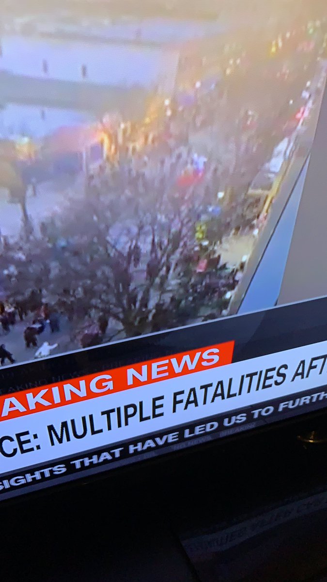 Mom is so sad and asks all my pals humans to pray for those injured and their families and the families of those killed in Waukesha, Wisconsin 🙏🏻🙏🏻🙏🏻❤️❤️❤️