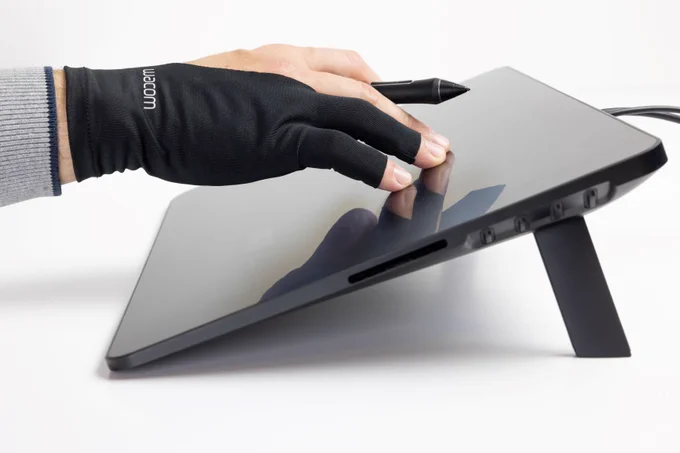 #ワコム の2本指グローブに新しいラインアップが仲間入り#WacomDrawingGlove は指先が空いた縫い目のないシームレスなタイプ薄く丈夫で通気性と伸縮性に優れた快適なフィット感#ペンタブ との摩擦を抑え汚れや指紋がつくのを防ぎますワコムストアで先行販売中 