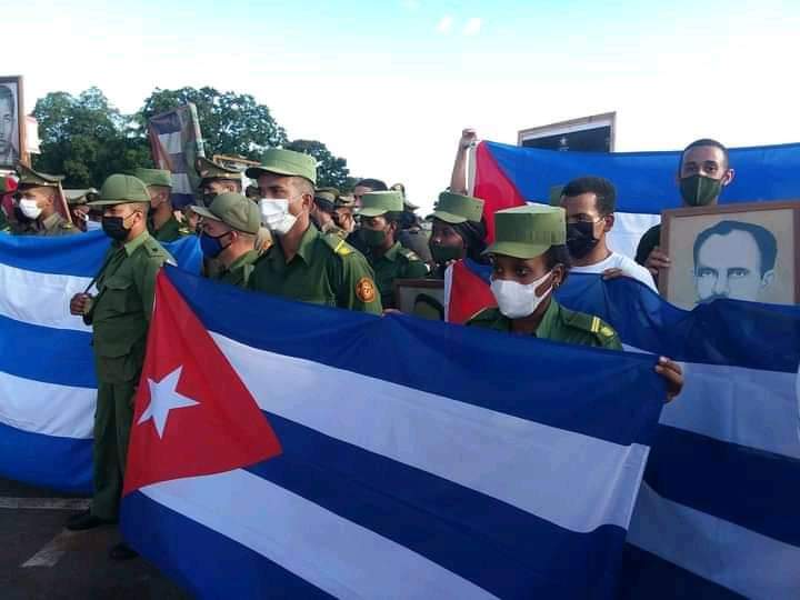 YulisaTorresRe2's tweet photo. Todos juntos haciendo revolución. Las conquistas de la Revolución se defienden con ideas. No hay espacio para los traidores.
#CubaVive 
#DefendiendoCuba 
@NelaTa83 @cubacooperaven @Besnoymp_26 @cubacolabora @SurCdi @unidad_central @JefeMmc @leon_raulito @Yoli65617698 https://t.co/Q3uIkqIvNH