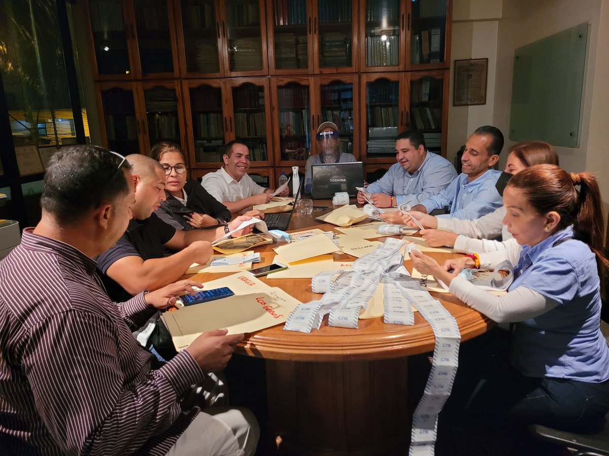 PieroMaroun's tweet photo. En este momento en nuestra sala de totalización, cada acta que llega apunta a la reconstrucción de Monagas. ¡Defenderemos la decisión del ciudadano, porque el cambio es la voluntad del monaguense! #UnidosTúYYoPorMonagas https://t.co/pQXRUkSuVG