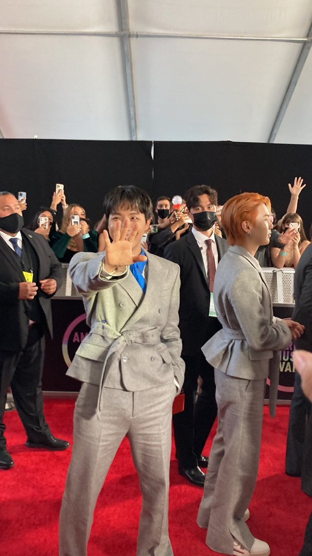 kt95hv's tweet photo. بكاء للموت بسبب هالصوره💔💔💔 #BTSxAM As #amastnt BTS @BTS_twt #BTSxAMAs https://t.co/n8cHucv7fg