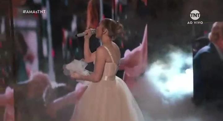 DiellyRodrigu12's tweet photo. BEAUTIFUL 👏😗❤
@JLo @MarryMeMovie 
#OnMyWay #AmericanMusicAwards https://t.co/UtJCsmjTvS