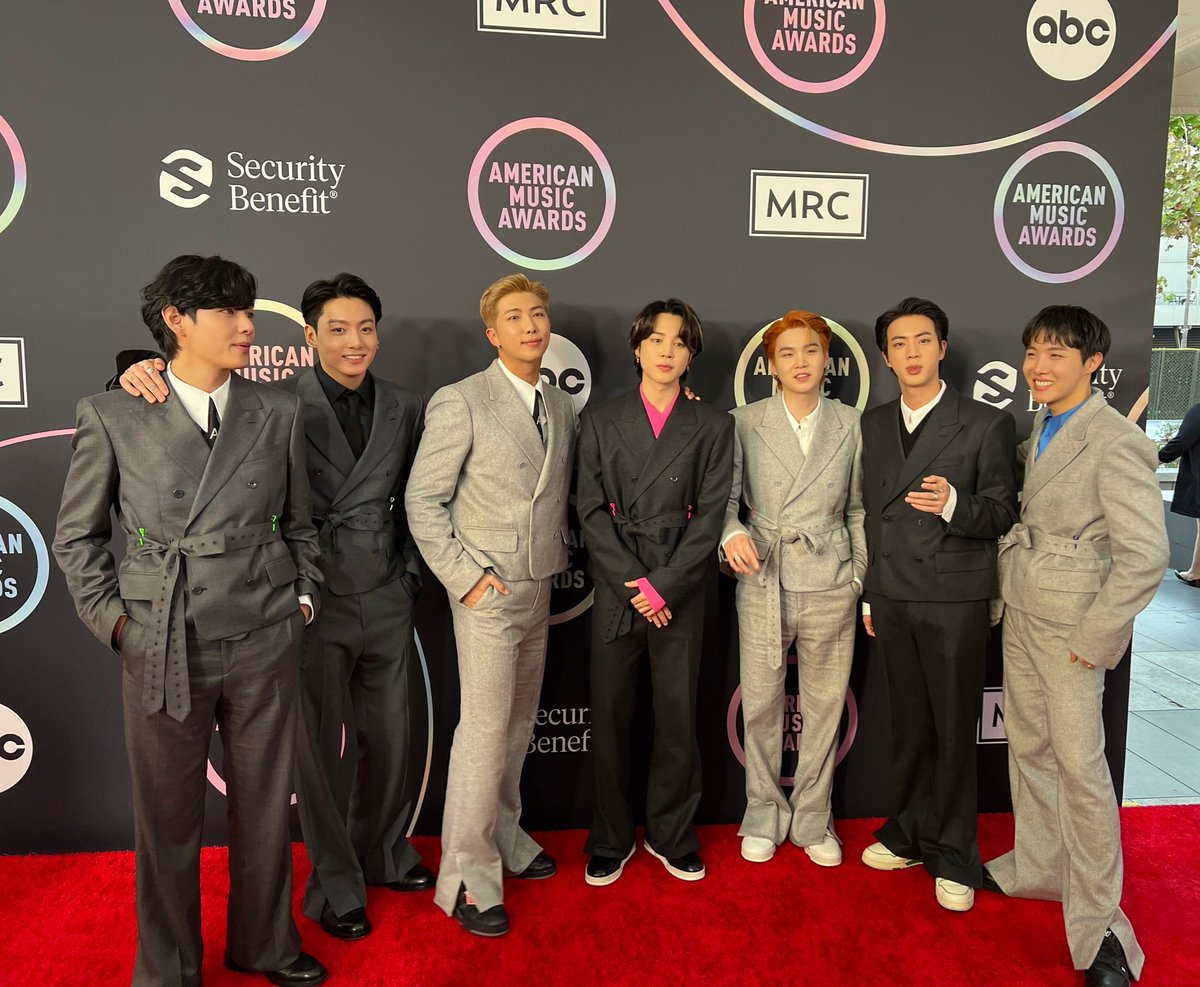 Daphny72298853's tweet photo. Que venha mais... nossos meninos merecem mt mais...💜💜💜
@BTSW_official @BTS_twt @bts_bighit #BTS_Butter #AMAs #AMATNT https://t.co/FUoWGQ84fO
