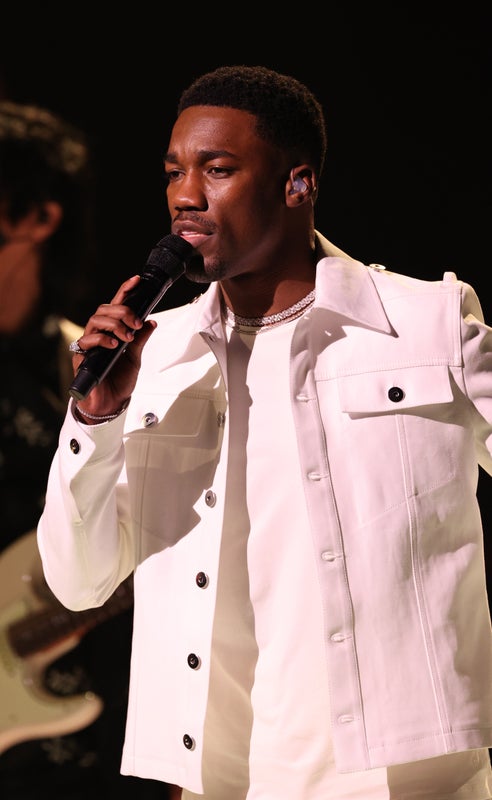 AMAs's tweet photo. That performance put me in my feels @giveon #AMAs https://t.co/OCNFqKBfzN
