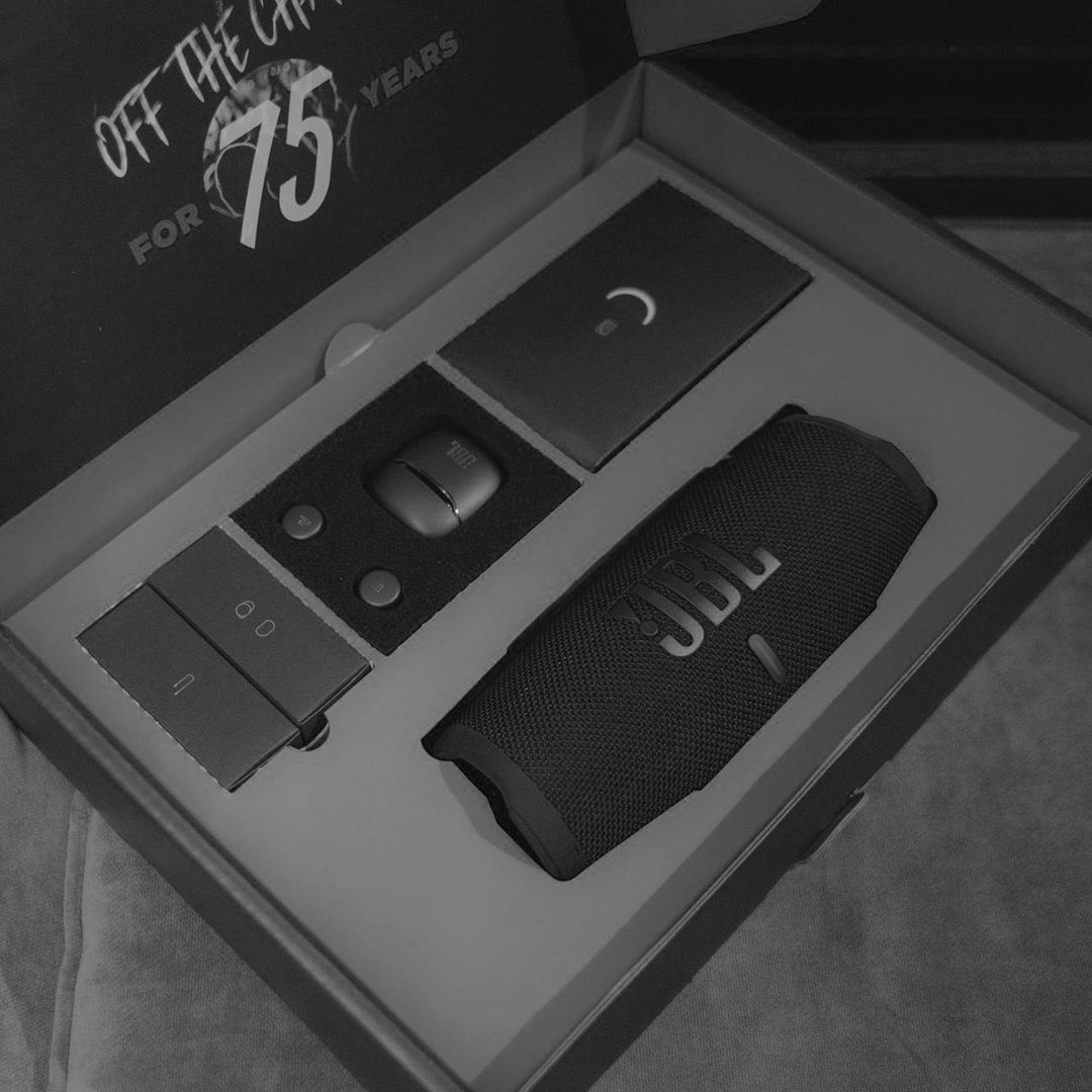 sph_svt's tweet photo. Nadine's IG update

Peep the JBL 75th Anniversary Kit!

Join @JBLPh’s contest and get a chance to win the kit.
Head on over to their official FB page for more details.

#JBLPH #DaretoListen
#JBL75 #JBLCharge5 #JBLTourProTWS https://t.co/tP6fQOflQ2