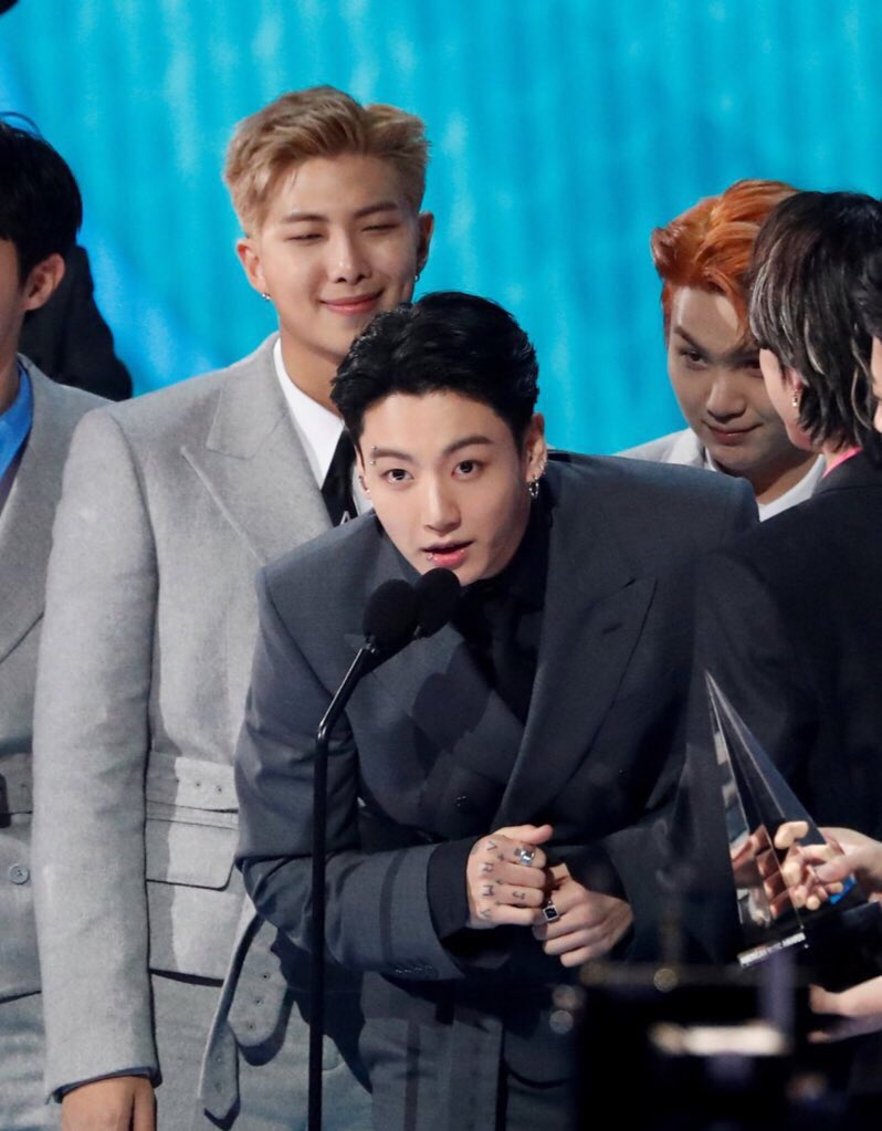 ใครจะไปรู้ จากเด่กน้อยสะพายกระเป๋าไปเมกาตอนนั้น ไม่กี่ปีได้ขึ้นรับรางวัลฝั่งเมกาแล้ว น้องจองกุกเก่งอะ ㅠㅠㅠㅠㅠㅠㅠㅠㅠㅠㅠㅠㅠㅠㅠㅠㅠㅠㅠㅠㅠㅠㅠㅠㅠㅠㅠㅠㅠㅠㅠㅠㅠㅠㅠㅠㅠㅠㅠㅠㅠㅠㅠㅠㅠㅠㅠㅠㅠㅠㅠㅠㅠㅠㅠㅠㅠㅠㅠㅠㅠㅠㅠㅠ