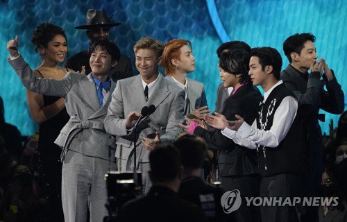 kvibe_yonhap's tweet photo. #BTS rewrites K-pop history once again! This is the first time EVER for a Korean boy band to win #ArtistoftheYear, also known as the grand prize of the fan-voted AMA. A tremendous congratulations to superstar #BTS and #ARMY!💜💜
#BTSxAMAs #AMAsBTS #AMAs2021 @bts_bighit https://t.co/4JtFqQE4QE