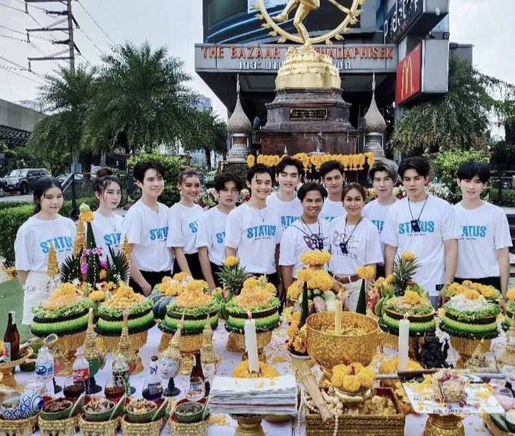boyslove_arg's tweet photo. Ayer se celebró la ceremonia de mérito para comenzar las grabaciones de #StatusTheSeries el nuevo BL de MindTrio y AB Group.
Estará protagonizada por Rossi Nonthakorn como Inn y Non Ratchanon como Ming, los mismos actores de su cortometraje previo #OnceInMemory
#blseries https://t.co/qct1DFVrXR