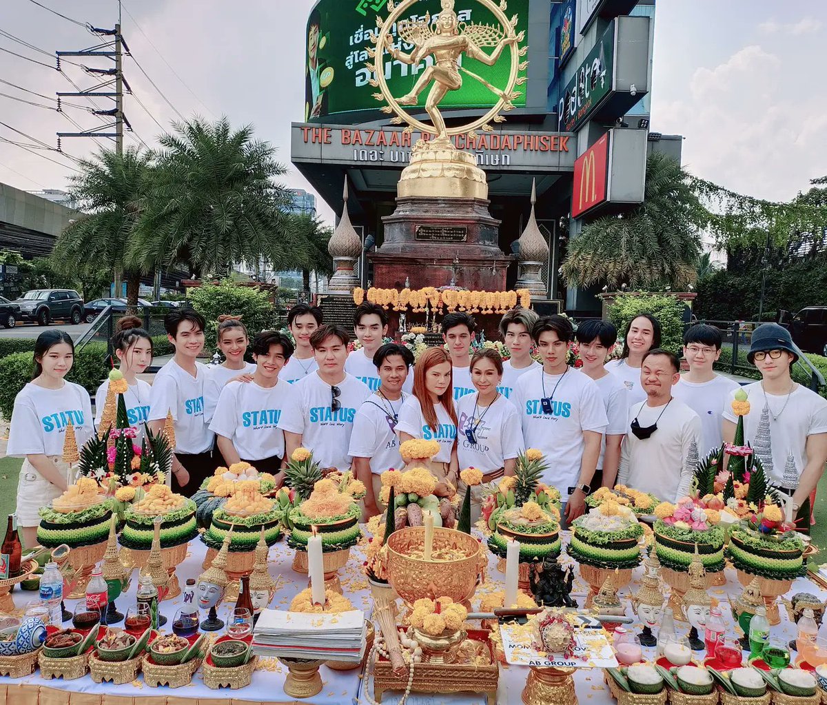 boyslove_arg's tweet photo. Ayer se celebró la ceremonia de mérito para comenzar las grabaciones de #StatusTheSeries el nuevo BL de MindTrio y AB Group.
Estará protagonizada por Rossi Nonthakorn como Inn y Non Ratchanon como Ming, los mismos actores de su cortometraje previo #OnceInMemory
#blseries https://t.co/qct1DFVrXR