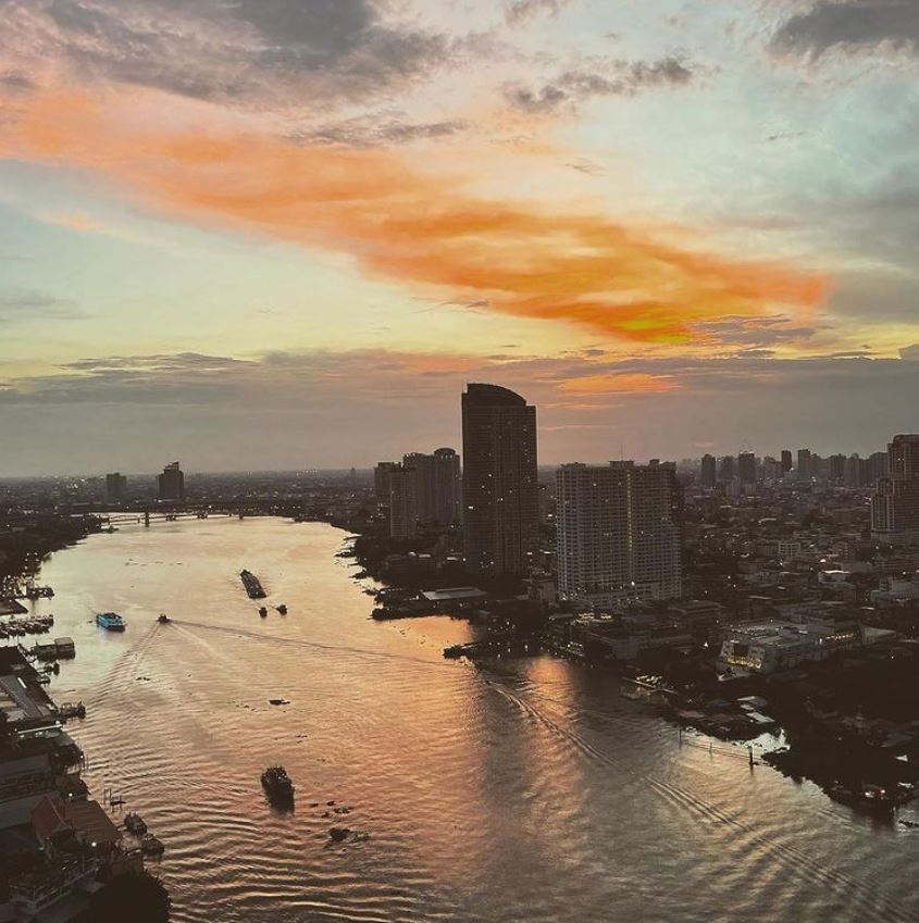 Chatrium's tweet photo. Check out this incredible snap of a beautiful Chao Phraya River sunset at Chatrium Hotel Riverside Bangkok. 📸 @Laurentbkk

#FeelTheRemarkable #ChatriumRiverside #Chatrium #Relax #sunset #sky https://t.co/bfumBLw4qZ