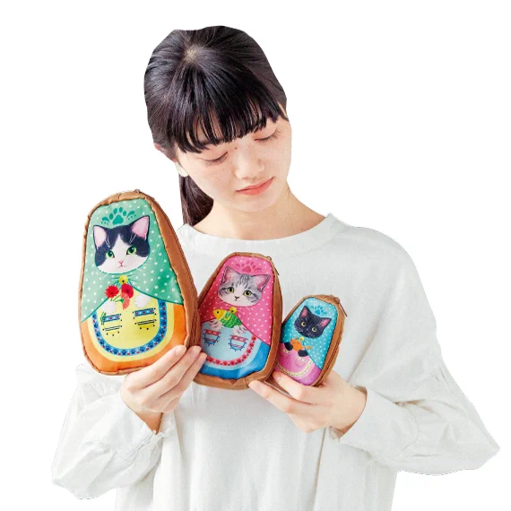猫さんの種類は全部で9種類。
長女・次女・三女の3姉妹セットでお届けします🐈🐈🐈

猫リョーシカたちが手に持っている物にもご注目。
お気に入りの物を持ちよって、家族同士で自慢しているというストーリーです♪ 