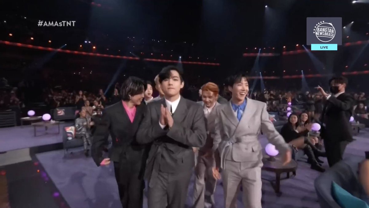 jjkfied's tweet photo. BTS WON THE “ARTIST OF THE YEAR” AT THE 2021 AMAS! AS THEY SHOULD! I’M SO PROUD! CONGRATULATIONS KINGS 😭 

#AMAsTNT BTS @BTS_twt https://t.co/tzu3x799pe
