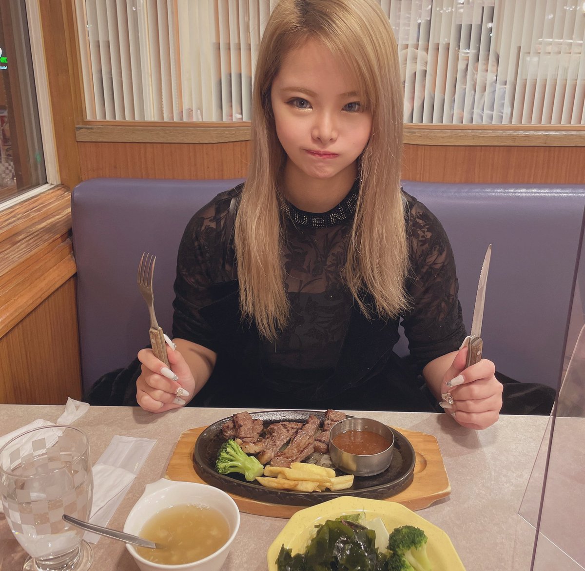 5月から6.7キロ太った、、
地道に筋トレ☹️

加工で後ろが歪んでます