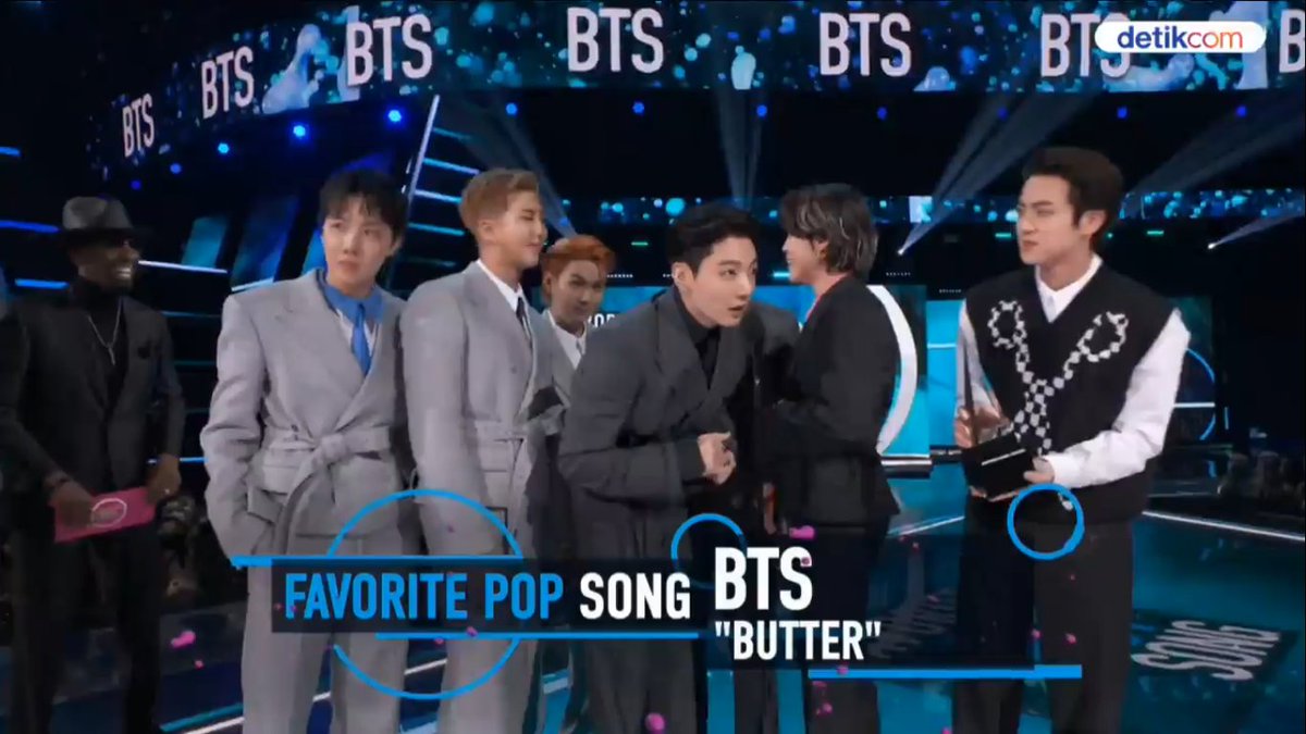 likechizu's tweet photo. Congratulation @BTS_twt to win all nominations (3 awards) at the 2021 #AMAs

🏆 Artist of The Year
🏆 Favorite Pop Song (Butter)
🏆 Favorite Pop Duo or Group https://t.co/knEvLeWyrl