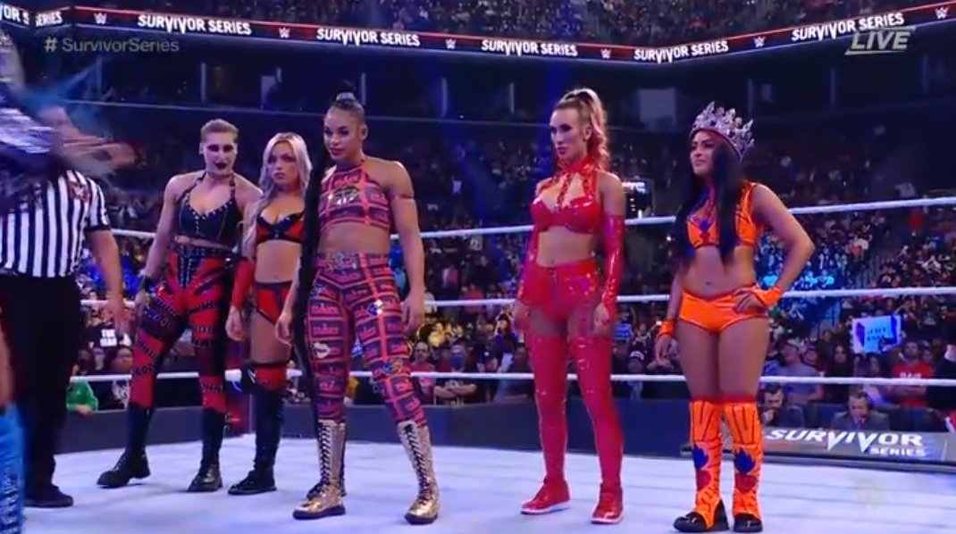 elite_bros's tweet photo. SIGUIENTE LUCHA:

El equipo femenil de RAW se enfrenta al equipo femenil de SmackDown.

Rhea Ripley, Liv Morgan, Bianca Belair, Carmella y Queen Zelina vs Natalya, Shayna Baszler, Sasha Banks,  Toni Storm y Shotzi Blackheart.

#WWE #SurvivorSeries https://t.co/dosMKxrVSJ
