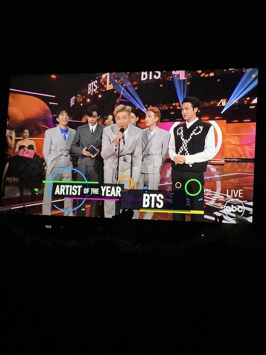 amanda_self16's tweet photo. THESE BOYS DID IT AGAIN 💜💜✨✨✨✨ Best speech ever! 🤣💜✨ #AMAs #BTSxAMAs BTS #AMATNT https://t.co/UJX1YXXSAE