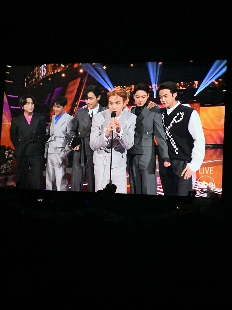 amanda_self16's tweet photo. THESE BOYS DID IT AGAIN 💜💜✨✨✨✨ Best speech ever! 🤣💜✨ #AMAs #BTSxAMAs BTS #AMATNT https://t.co/UJX1YXXSAE