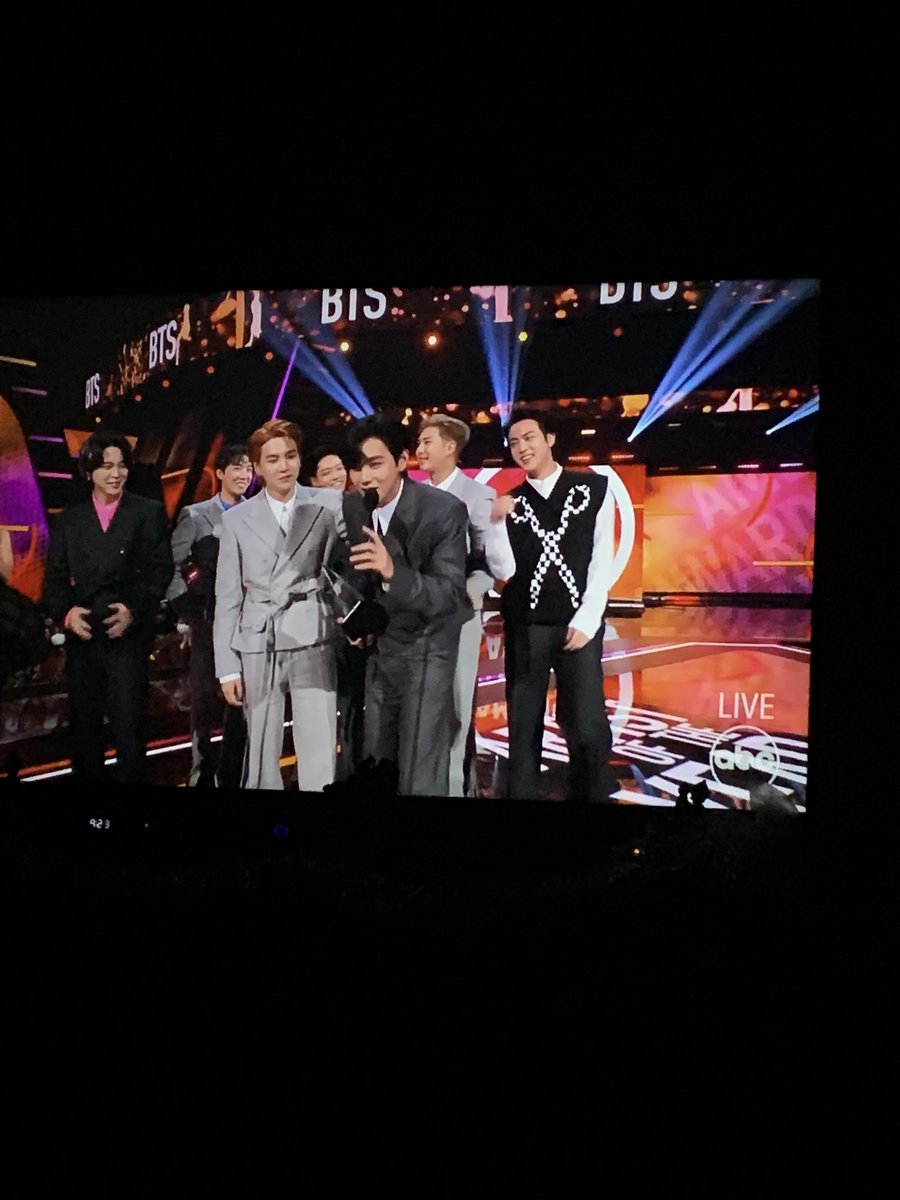 amanda_self16's tweet photo. THESE BOYS DID IT AGAIN 💜💜✨✨✨✨ Best speech ever! 🤣💜✨ #AMAs #BTSxAMAs BTS #AMATNT https://t.co/UJX1YXXSAE