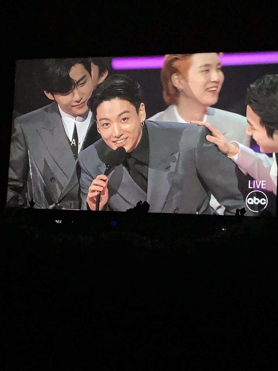 amanda_self16's tweet photo. THESE BOYS DID IT AGAIN 💜💜✨✨✨✨ Best speech ever! 🤣💜✨ #AMAs #BTSxAMAs BTS #AMATNT https://t.co/UJX1YXXSAE