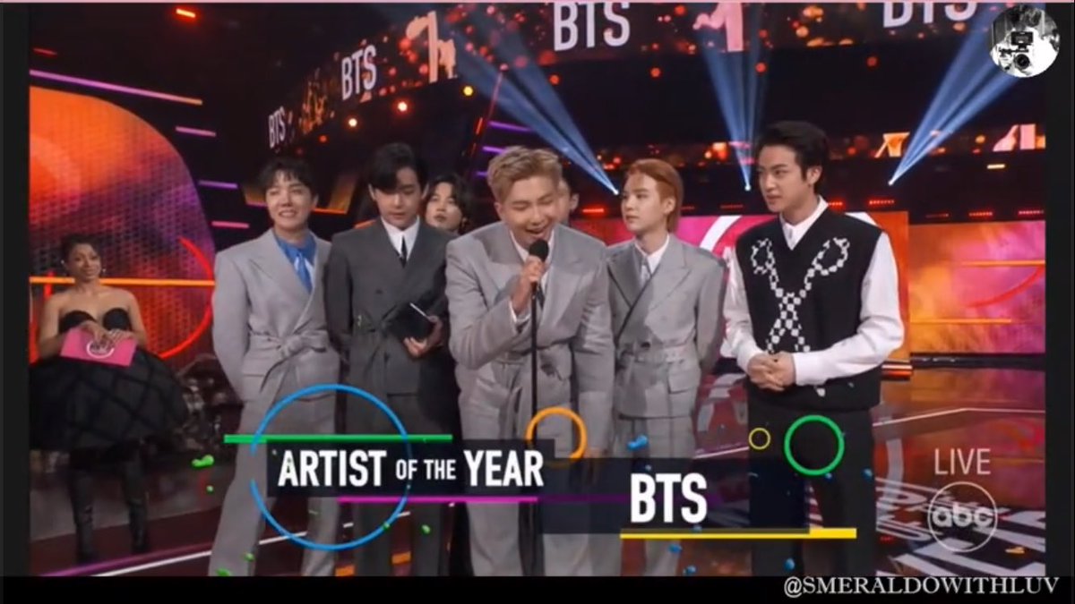 bts_is_lubarmy's tweet photo. Artist of the year #AMAs #AMAbts  BTS BTS BTS https://t.co/9hv3V0nGAM