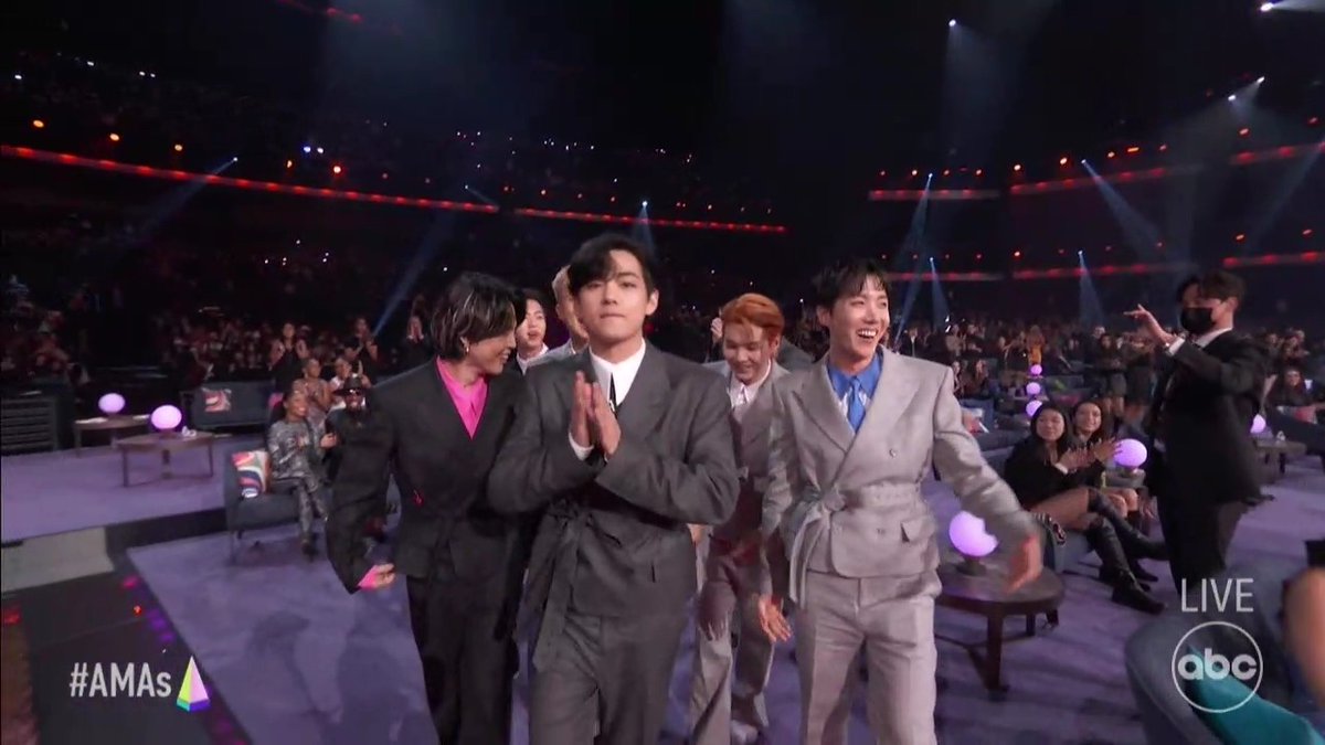 BTSBolivia_'s tweet photo. [INFO]📰

¡BTS ha ganado el premio 'Artista del Año' en los American Music Awards 2021!

©charts_k | @BTS_twt #BTSARMY https://t.co/uUyjpVBqql