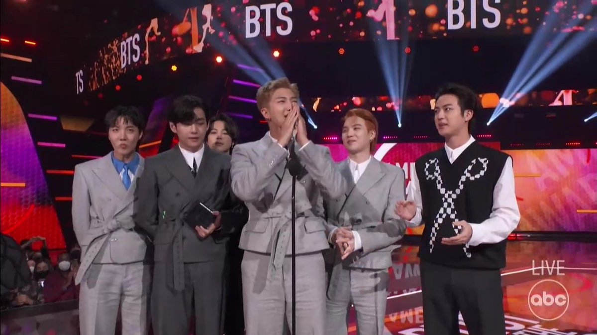BTSBolivia_'s tweet photo. [INFO]📰

¡BTS ha ganado el premio 'Artista del Año' en los American Music Awards 2021!

©charts_k | @BTS_twt #BTSARMY https://t.co/uUyjpVBqql