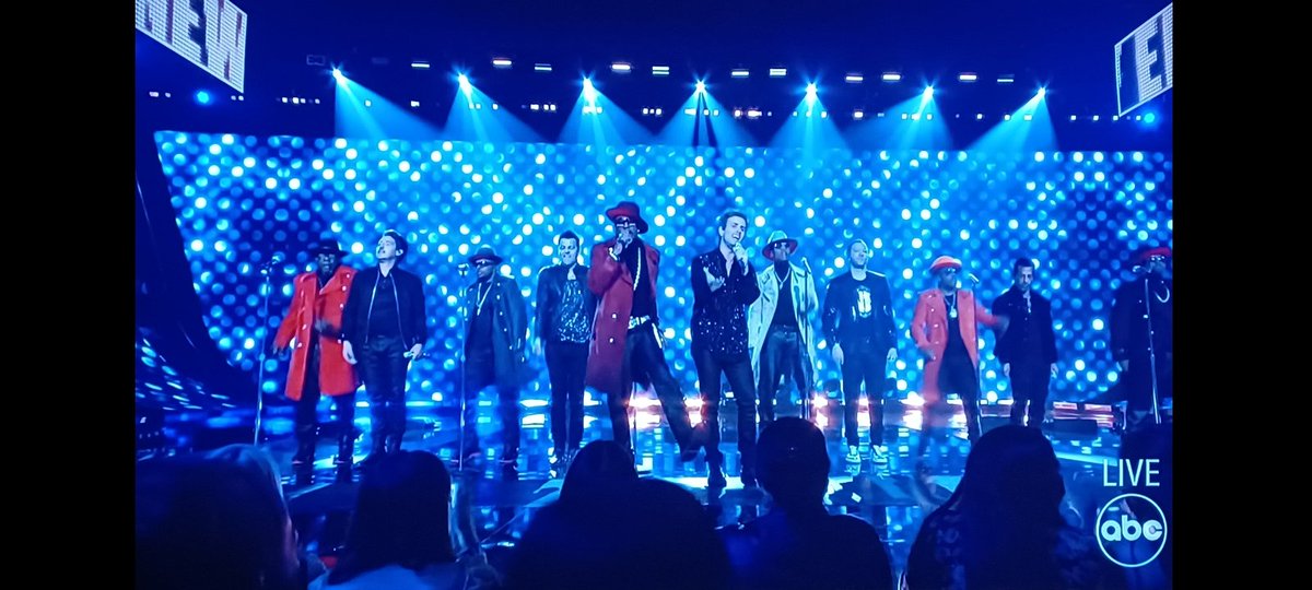 kkcam94's tweet photo. This made my heart happy!!! ❤❤❤🎶🎶🎵🎶🎶🎵  #NKOTBxAMAs #NewEditionAMAs https://t.co/5Yb0EZnveE