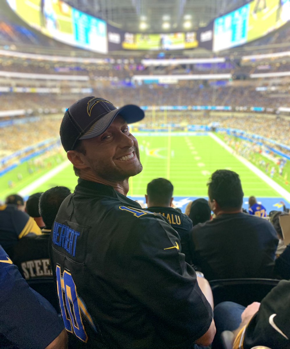 thematusv's tweet photo. Letβs go @chargers πβ‘οΈ
#BoltUpp https://t.co/lTypytL8Xp