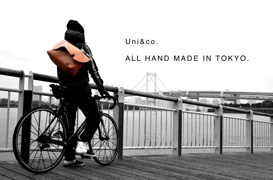 Uni&co.（ユニアンドコー）のレザーメッセンジャーバッグは、厳選された北米、日本、イタリア製の天然皮革を使用。東京の熟練の革職人が、皮革の切り抜きから縫製まで、オールハンドメイドで