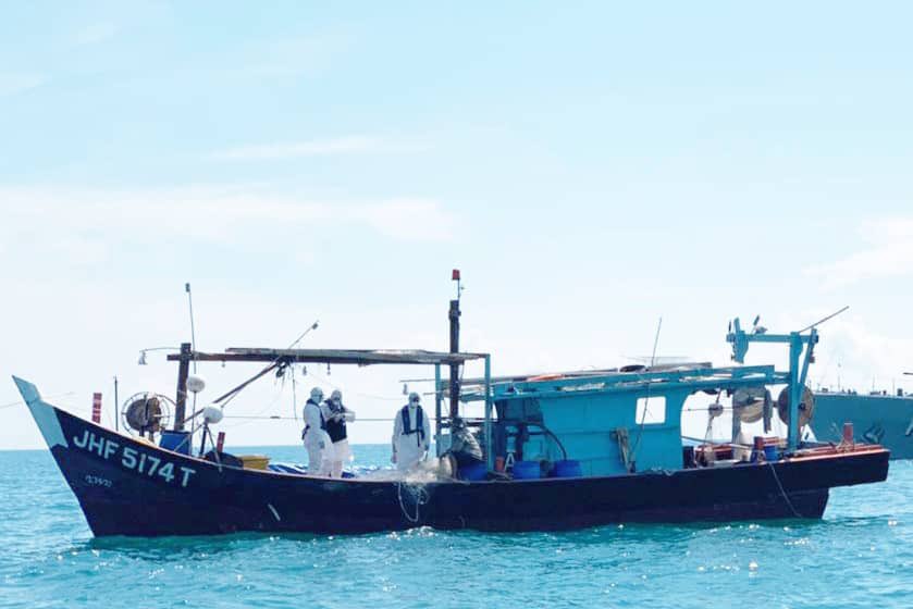 Bersama melindungi kedaulatan perairan negara @TUN_JAMIL menerusi #OpBenteng melaksanakan Inisiatif Bertukar Maklumat bersama komuniti maritim tempatan yang sedia menjadi mata & telinga dalam melaporkan sebarang aktiviti jenayah rentas sempadan @tldm_rasmi @fmyeor #Keselamatan