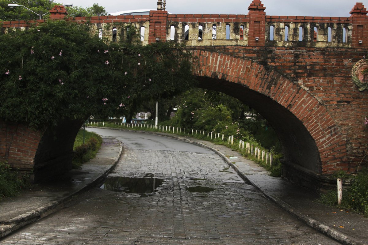 Puente Bolívar, por el Norte de la ciudad de #Loja, #Ecuador
#Turismo
#Tradición
#puentes
#LAFOTOHUGO