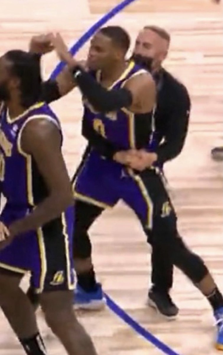 _MatthewPeralta's tweet photo. Me trying to defend the Lakers this season: https://t.co/ZSCSmjCNiK