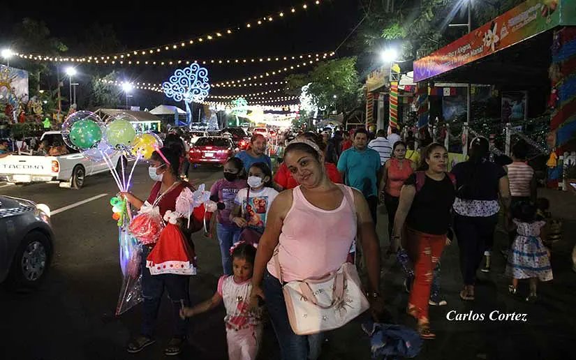 #Nicaragua

Familias capitalinas disfrutan del ambiente navideño en paz, alegría y unidad en la  Avenida de Bolívar a Chávez