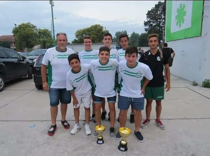 crisfaoficial's tweet photo. Adem��s de ser un gran técnico, dejó una marca en cada uno de los pibes que vistió la camiseta de CRISFA y así lo vamos a recordar siempre.

Un cálido abrazo a Sebo y a toda su familia. Te vamos a extrañar en Las Vías, Walter querido. Sabemos que nos vas a estar alentando. https://t.co/fNYtqFBbEK