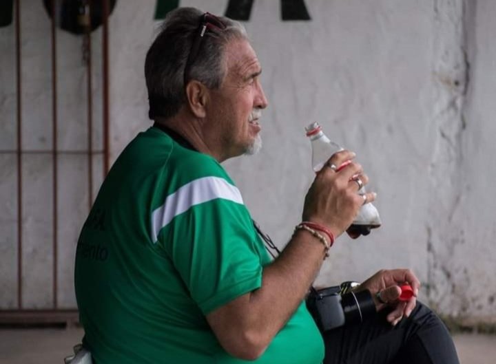 crisfaoficial's tweet photo. Adem��s de ser un gran técnico, dejó una marca en cada uno de los pibes que vistió la camiseta de CRISFA y así lo vamos a recordar siempre.

Un cálido abrazo a Sebo y a toda su familia. Te vamos a extrañar en Las Vías, Walter querido. Sabemos que nos vas a estar alentando. https://t.co/fNYtqFBbEK