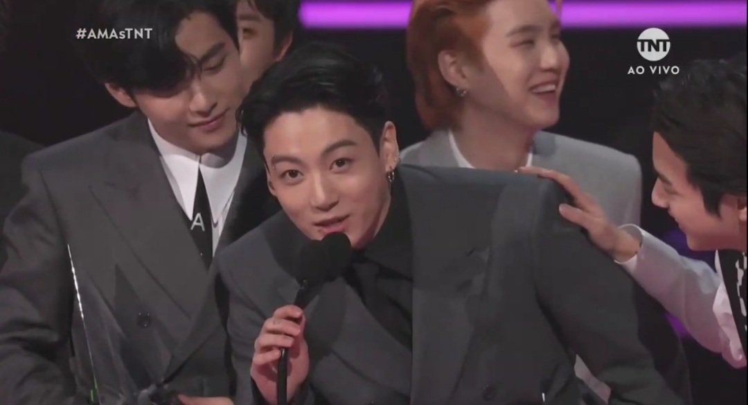 YumisanKim's tweet photo. JEON JUNGKOOK FAZENDO SEU DISCURSO TODO PITICO E ANIMADO ... JUNTO COM OS MENINOS E TUDO PARA MIM #AMAsTNT #BTSxAMAs https://t.co/Jb78whYqFP