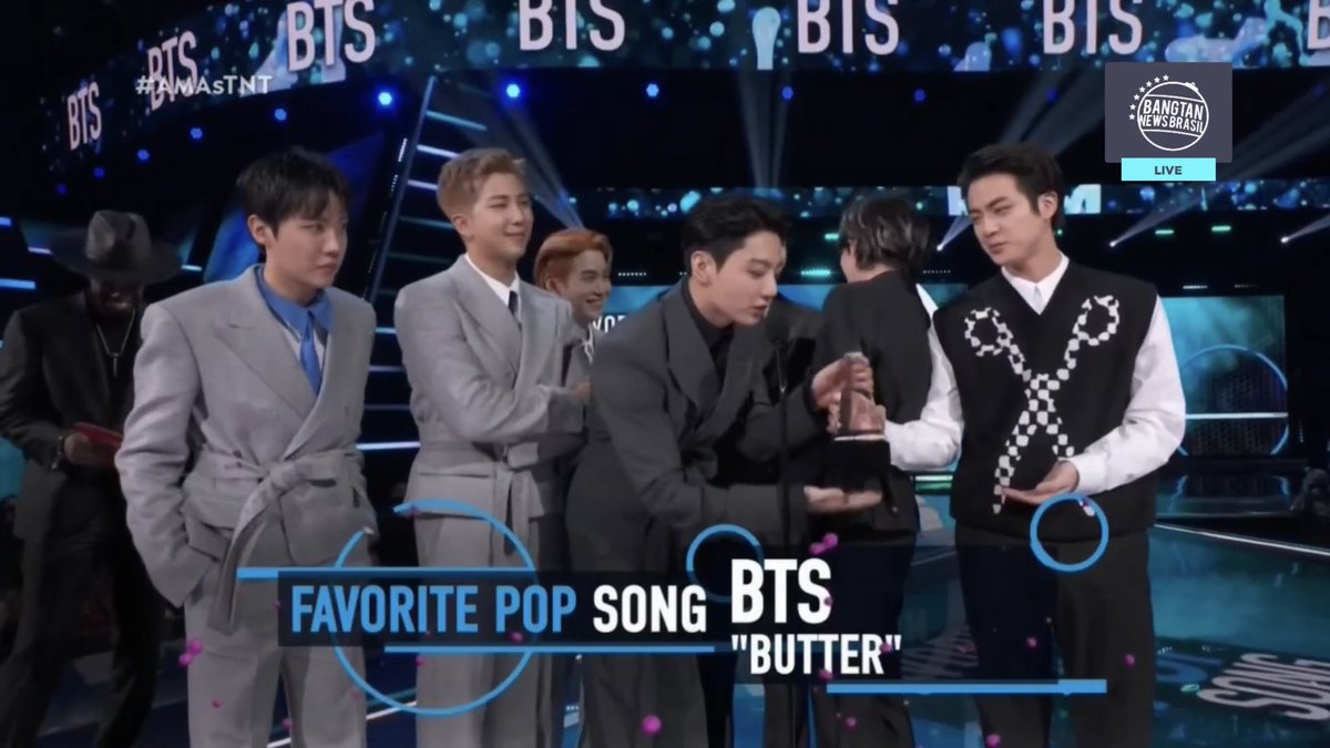 https_taeberry's tweet photo. 3/3  CONGRATS BTS!!! I AM SO PROUD OF YOU GUYS, I LOVE YOU ALL SO MUCH!! 😭💜
🏆 Artist of the Year
🏆 Favorite Pop Duo or Group
🏆 Favorite Pop Song (Butter) https://t.co/NoXA7FAguB