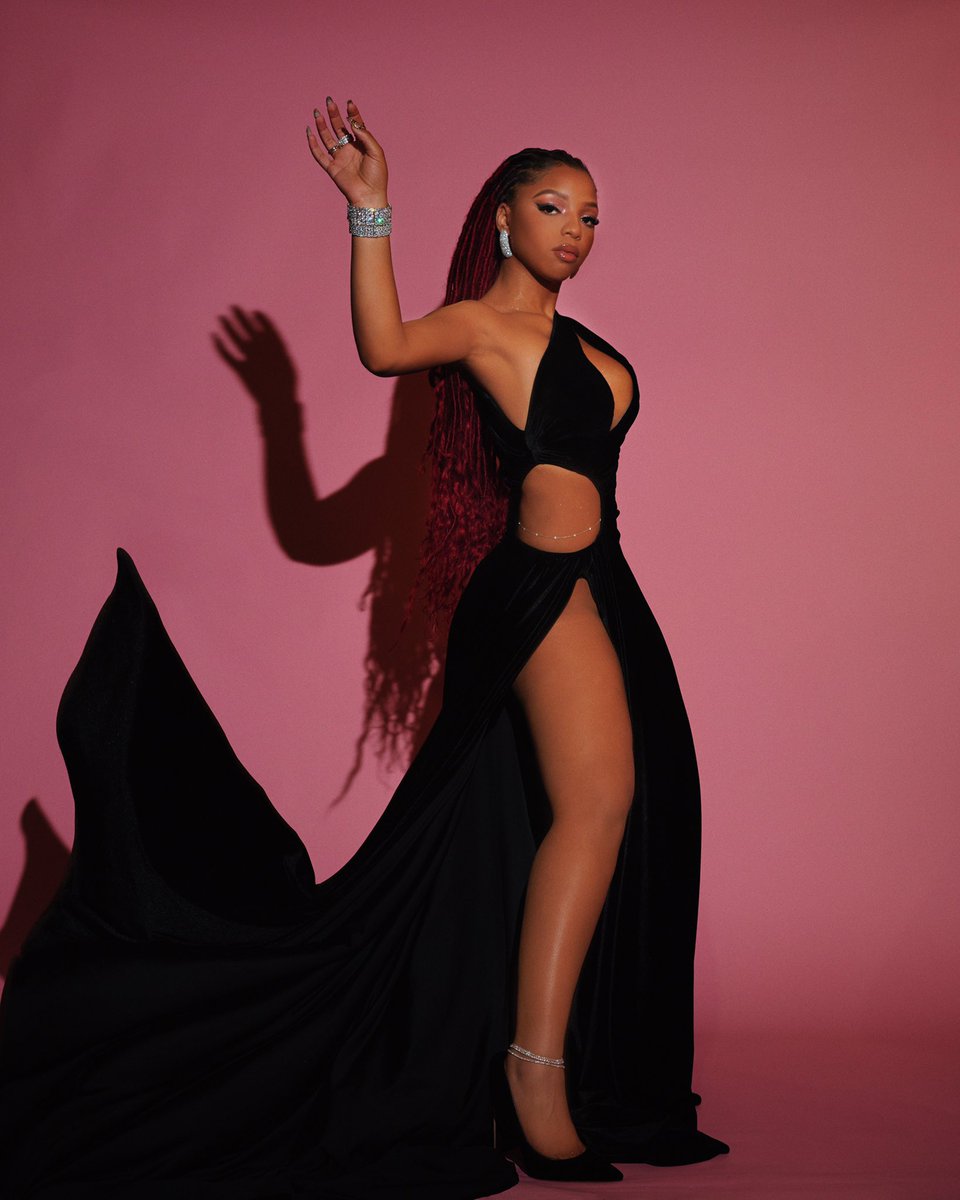 ColumbiaRecords's tweet photo. SHE DID THAT 
@ChloeBailey at #AMAS https://t.co/AHbKggMSTo