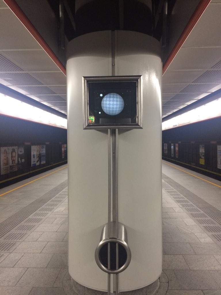 こちらはオーストリア・ウィーンの市営地下鉄の駅にあるSF機具。