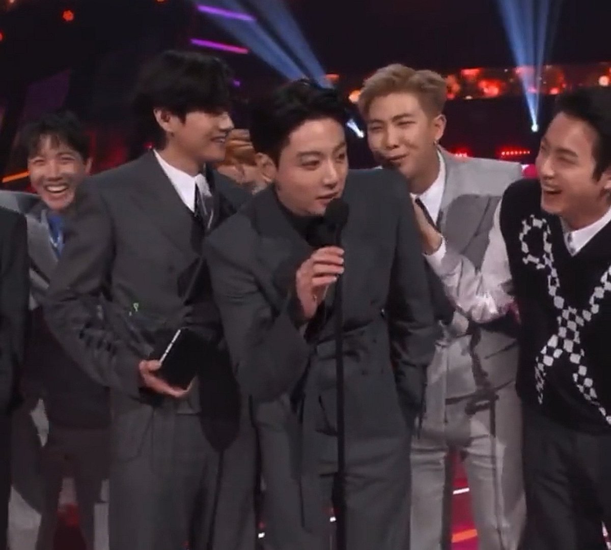 ainaomatevaat's tweet photo. With them it's how everything start so cool and end up with funny mess
@BTS_twt #bts #BTSxAMAs #AOTY #JUNGKOOK #AMAs #AMAsBTS #ARMYxAMAs https://t.co/QMUoU502eR
